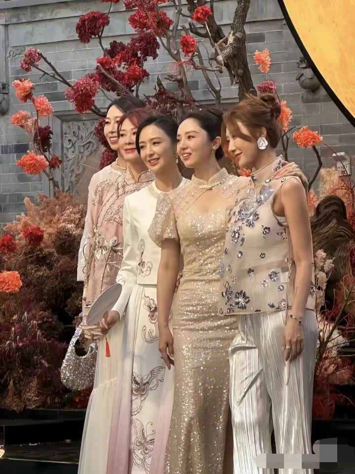 45岁董璇二婚敬酒，伴娘佟丽娅安静站在一旁，这一刻令人感受到了她出众的美貌。她
