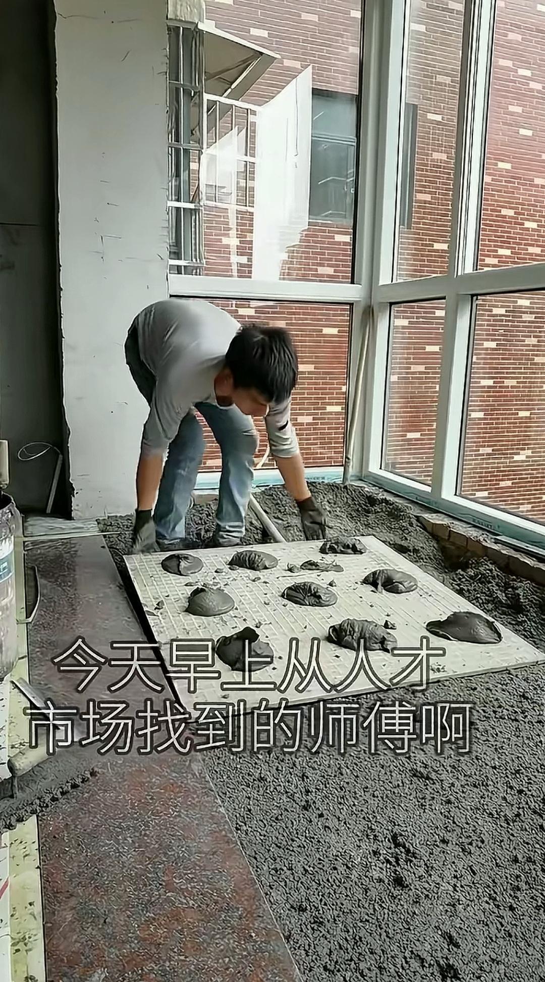 砖背仅点9坨砂浆，师傅竟说这是铺贴新工艺？贴地砖时少见的操作，整面瓷砖背面只点