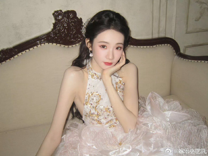 张艺凡转型研究手势舞中真的被研究手势舞的张艺凡狠狠惊艳，温柔又灵动的样子完全颠