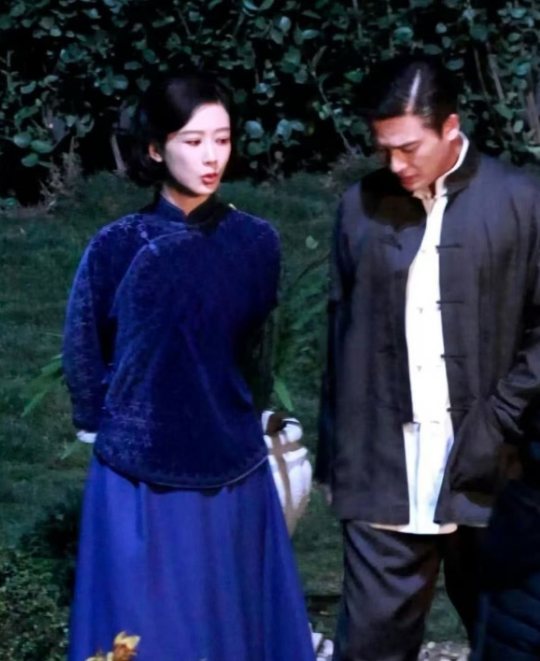 杨紫欧豪新剧路透《玉兰花开君再来》开机2个月第一次看到男女主同框看杨紫发型，