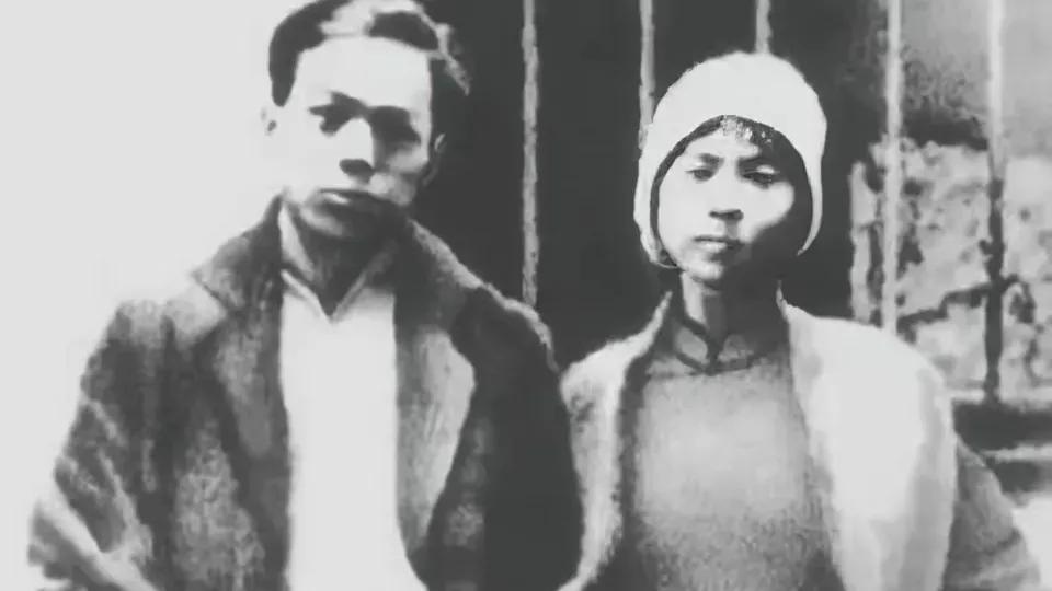 1928年，两位夫妻同志在狱中受尽折磨后将被处死。临刑前，敌人说：要上路了，有啥
