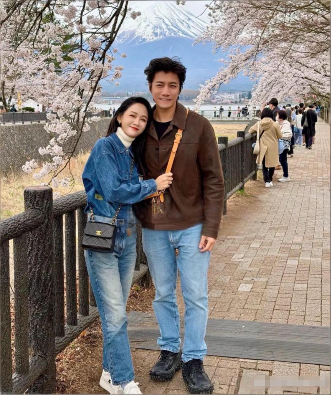 47岁的陈乔恩与老公艾伦现身日本东京旅游，庆祝两人结婚4周年纪念日‌。一路互动温