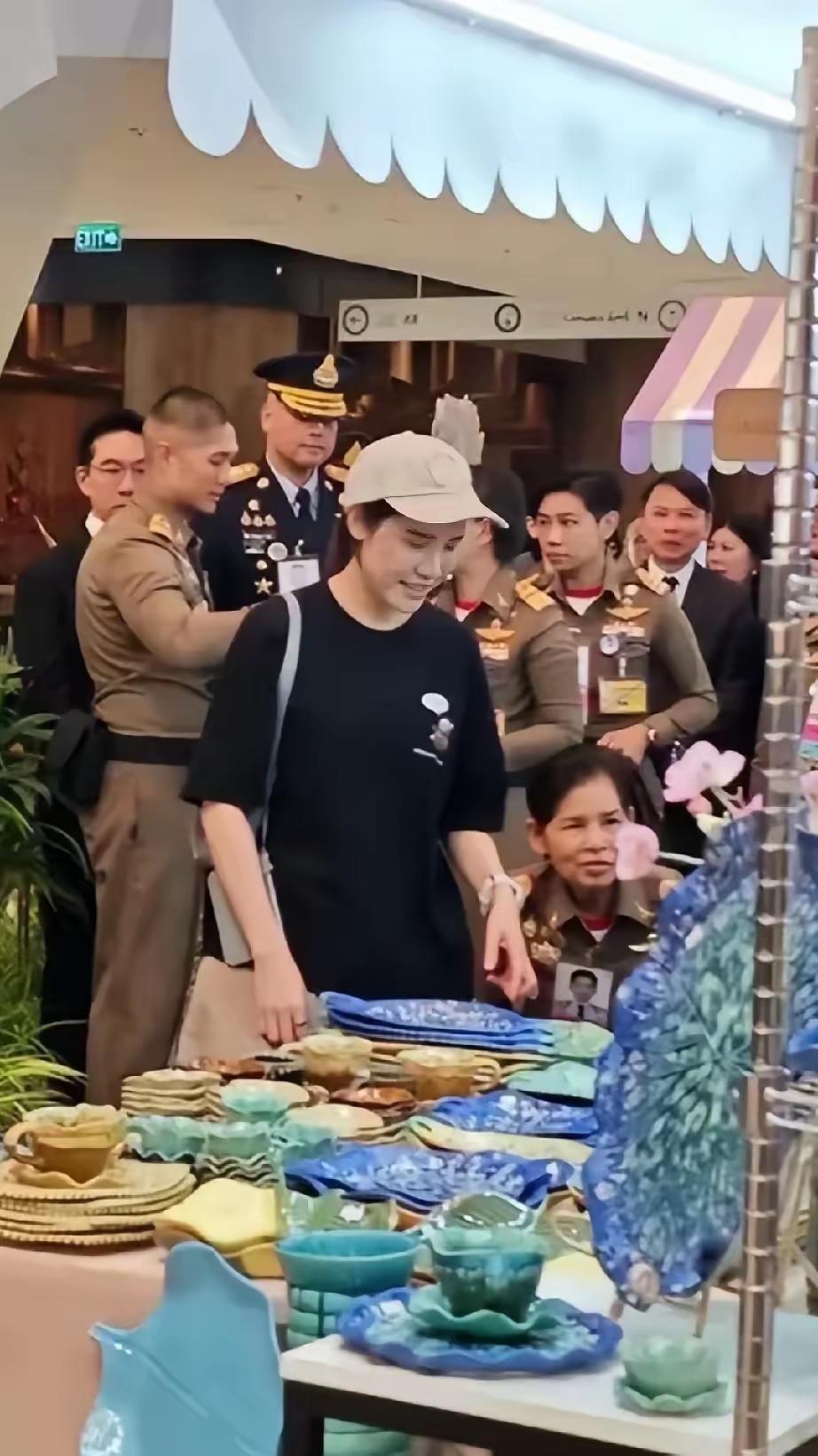 8月10日，诗妮娜贵妃暂别繁复王室公务，在安保随行下轻松逛街。她褪去宫廷礼服，换
