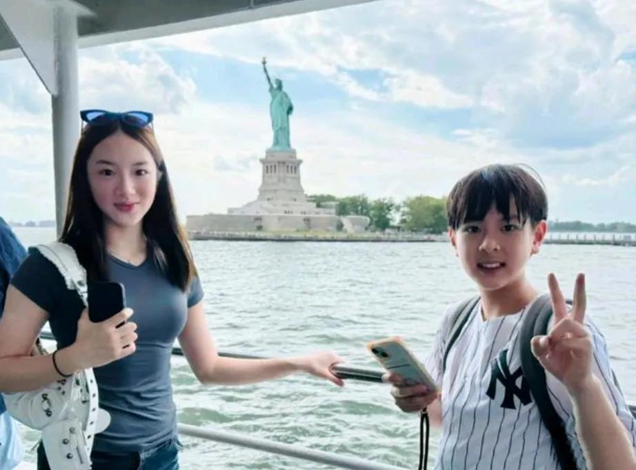 一家神仙颜值基因一点点都没浪费啊儿子像爸，女儿像妈家庭美满，幸福