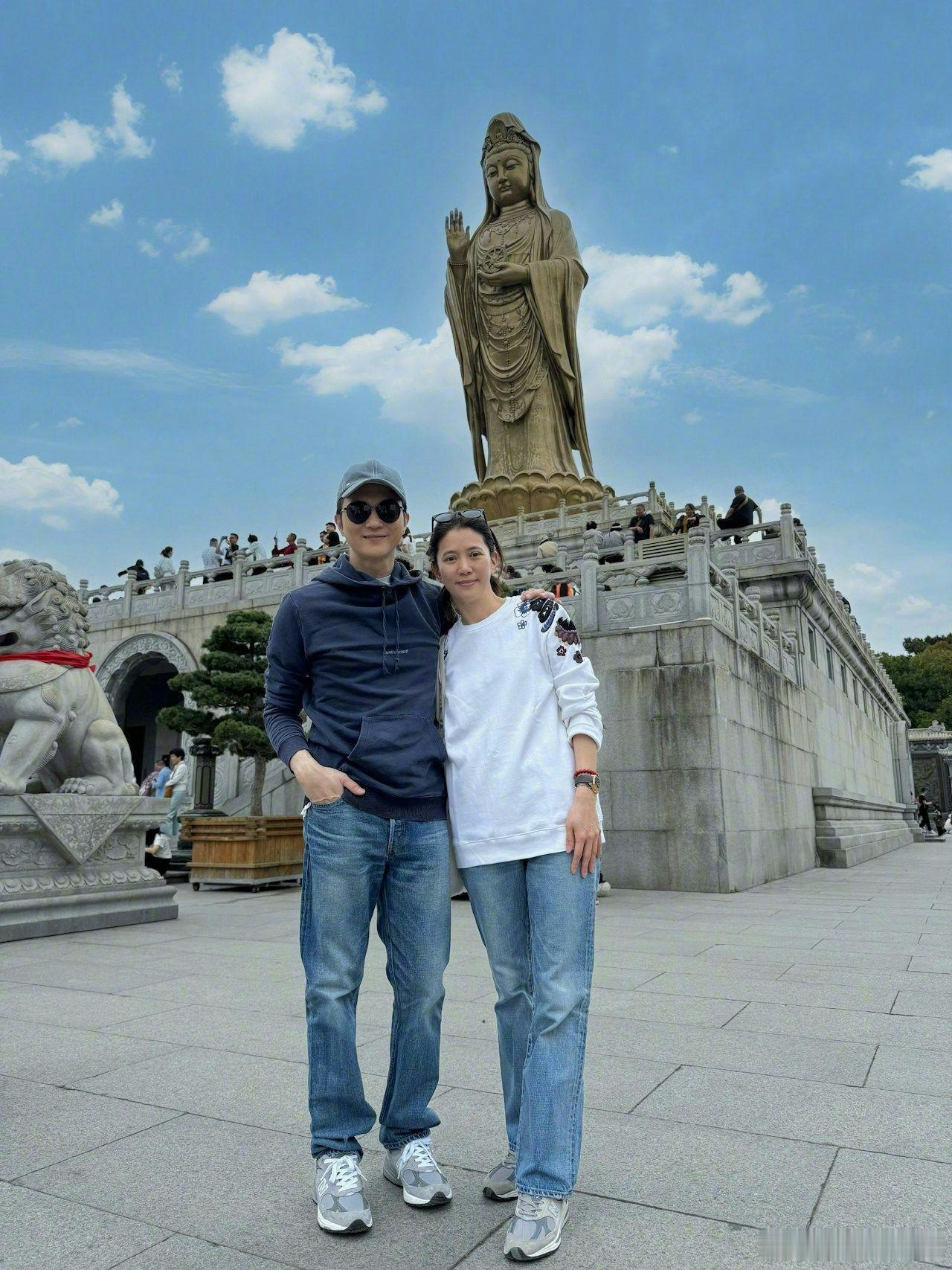 这俩老夫老妻也太真实了吧！2026年第一天就晒素颜贴脸照，皮肤状态绝了，但袁咏仪