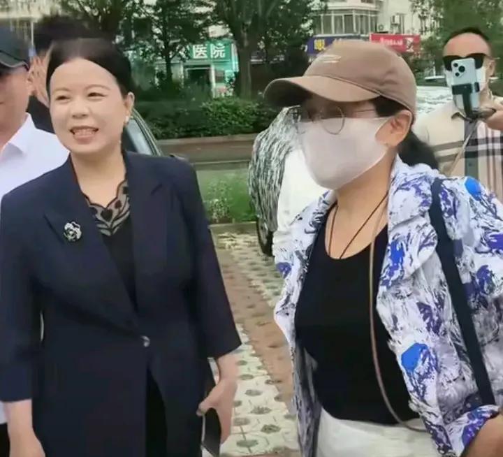 柴桑大姐真是霸气，昨天晚上十一点多，还在跟大家兴致勃勃地讲昨天在庭上发生的有趣事