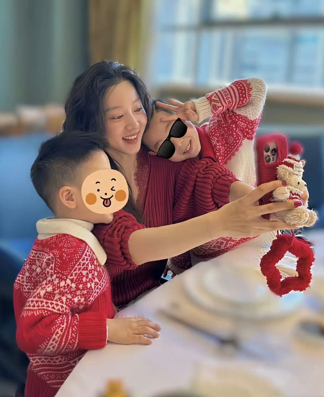 马龙老婆晒跨年照，35岁夏露穿小裙子逛街，身材真好，俩儿子都穿着红毛衣很喜庆，母