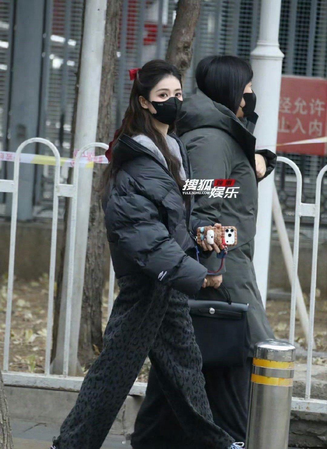 白鹿马年春晚带妆二次联排早上还是小红帽，没想到摇身一变就成了蝴蝶结小公主啊，白鹿