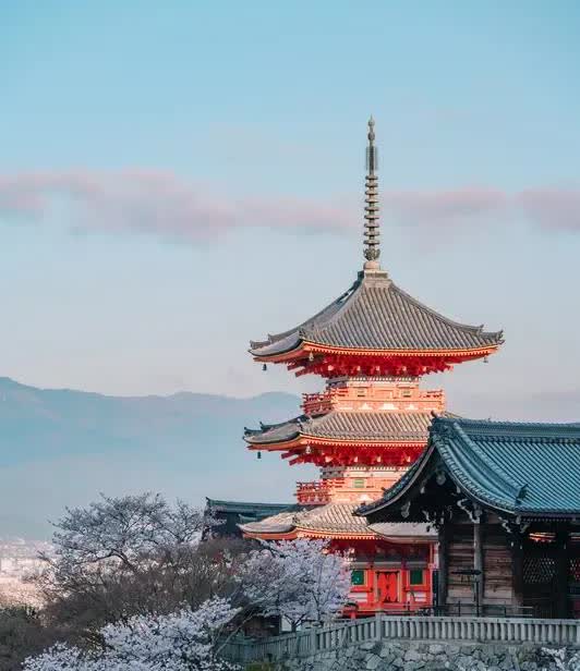 随着7月底的大地震和海啸，日本沉没论又有人提了出来。有位日本🇯🇵教授说如