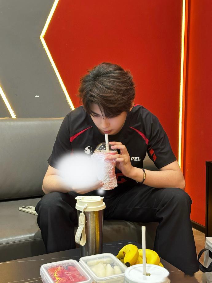 真·PEL最高的山。伞兵联赛淘汰破2900，坐着喝奶茶就把纪录破了。桌上香蕉水果