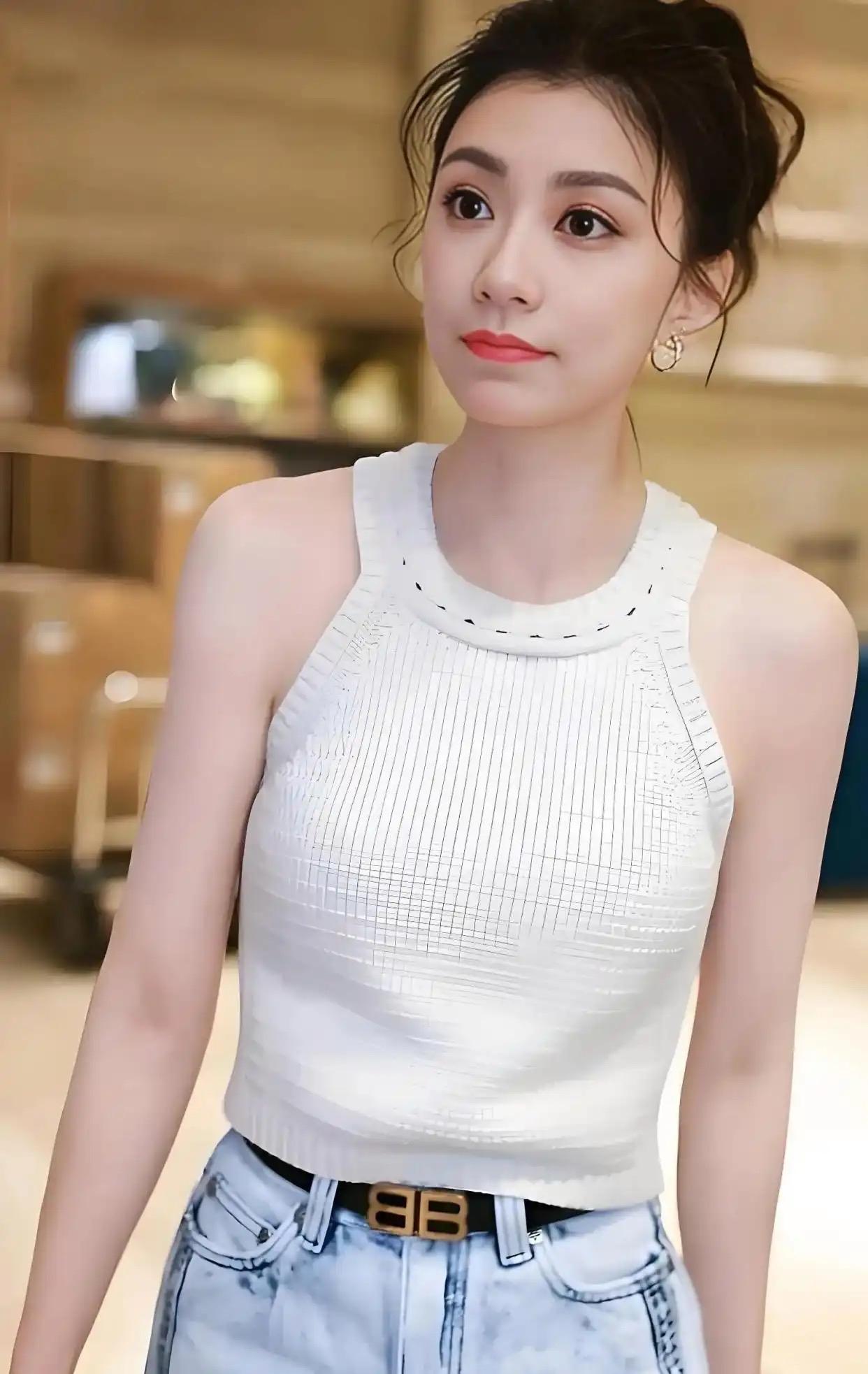 现在最伤心的人估计就是贾静雯了，她都50岁了，老公修杰楷却被抓，还是当着孩子们的