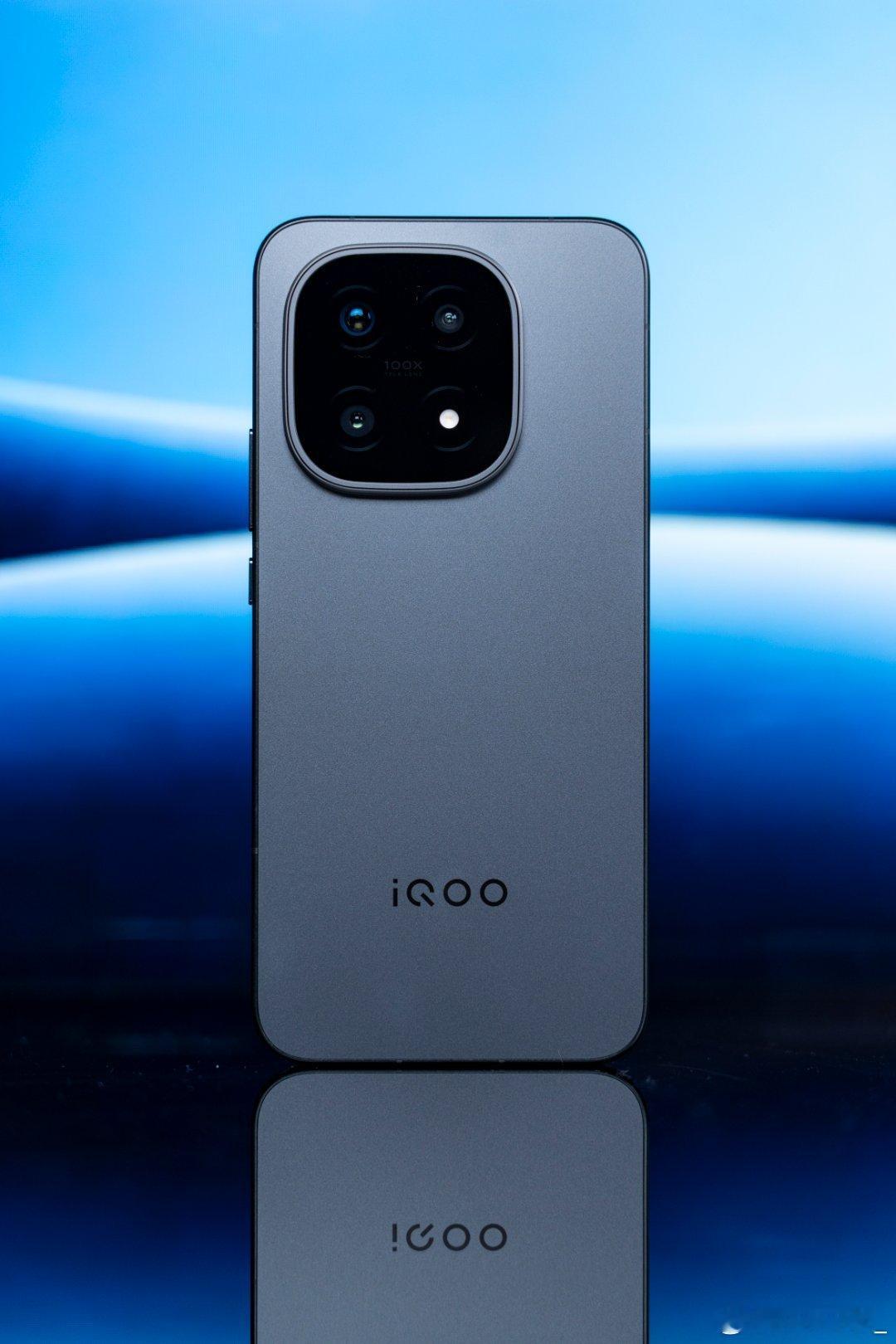 iQOO15赛道版图赏来了[doge]黑色磨砂后盖质感真帅啊[墨镜]​​​
