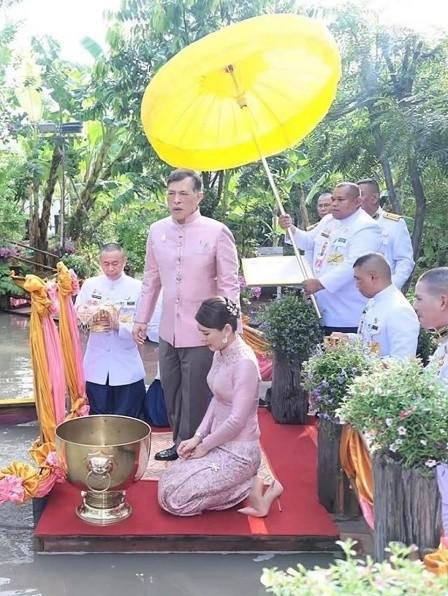 泰王老当益壮，73岁开着飞机，和王后苏提达访问老挝。后宫那么大，能带出来撑场