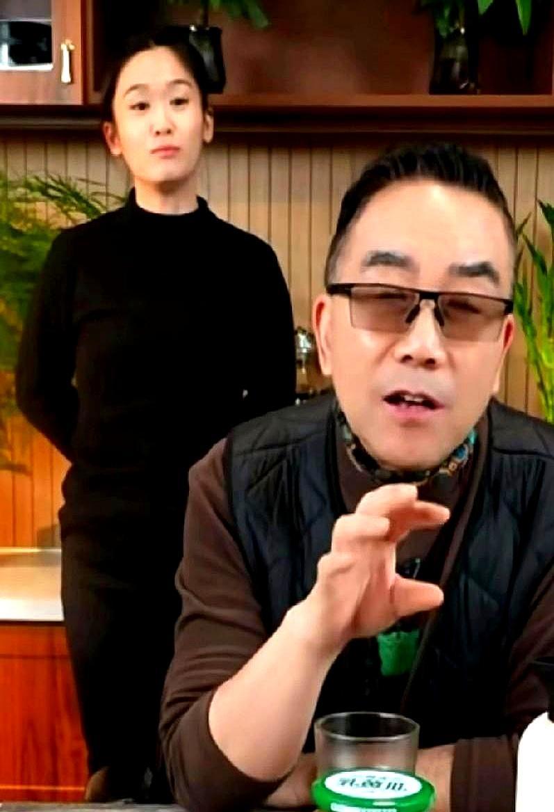 杨议这回把段子烧给老爹。一句“蹭哥哥，天经地义”，把去年七月那点破事当包袱