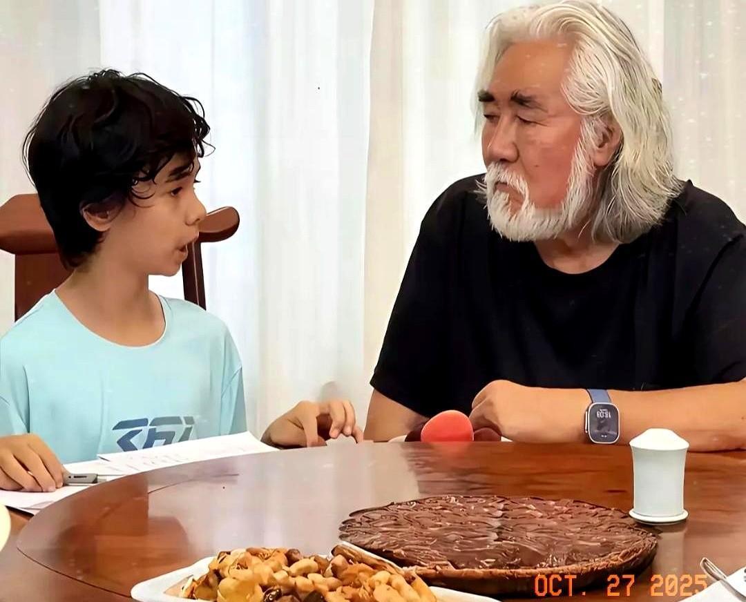 72岁当爹，31岁当妈，娃问：“你是我爷爷吗？”张纪中没躲，没恼，抱着娃继续