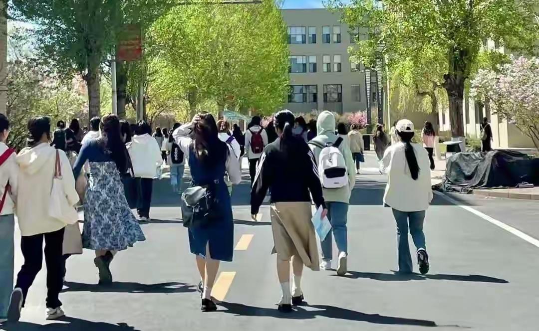 我们虽然在很多方面已经超过美国，但是在对待外国留学生方面和崇洋媚外方面，有些人还