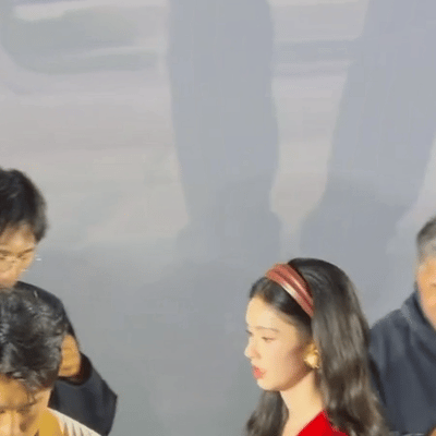 谁懂啊白宇这个画面我能笑一天！章若楠林允在前面营业撒饭，他在后面偷偷干饭，被发现