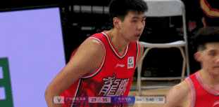 徐昕半场6分4板就是背景帝，面对外线三分球无解，篮下威胁其实不大徐昕的身高和