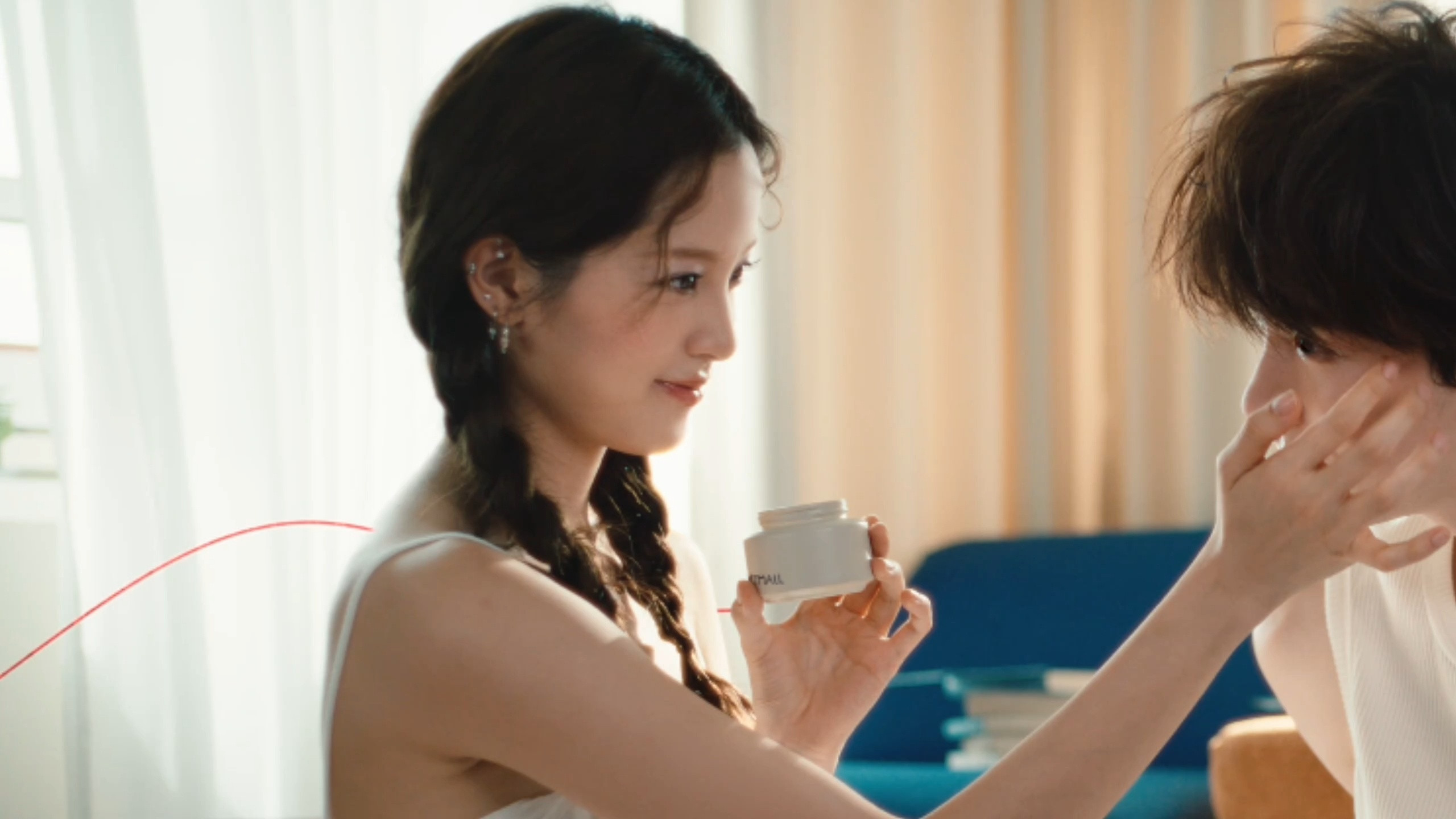 欧阳娜娜天猫七夕氧气少女感一幕幕镜头缓缓流转，欧阳娜娜造型清爽，状态鲜活，将浪漫