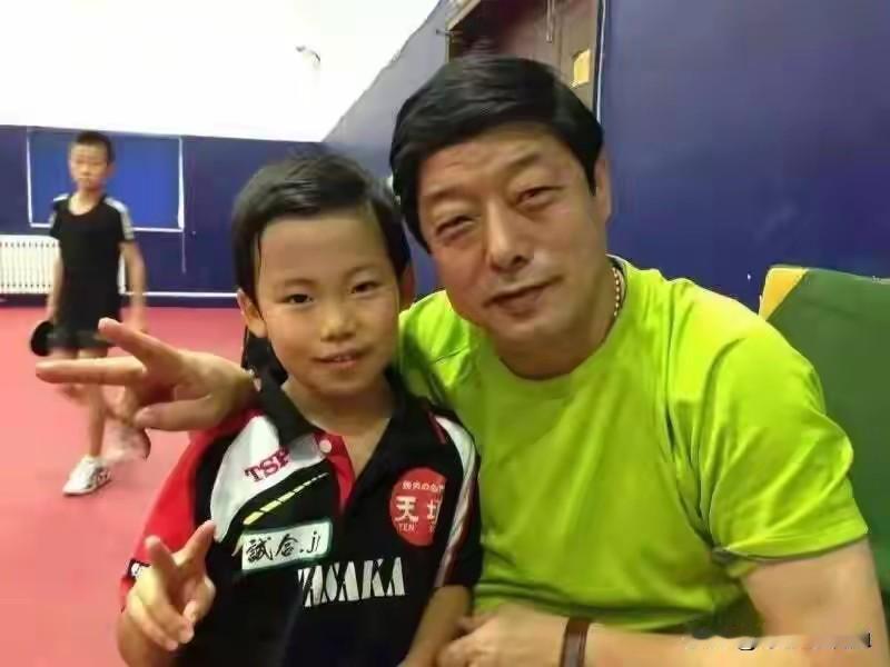 这是松岛辉空小时候拍的照片，居然和那么多的中国名人同框。是不是有种众星捧月的