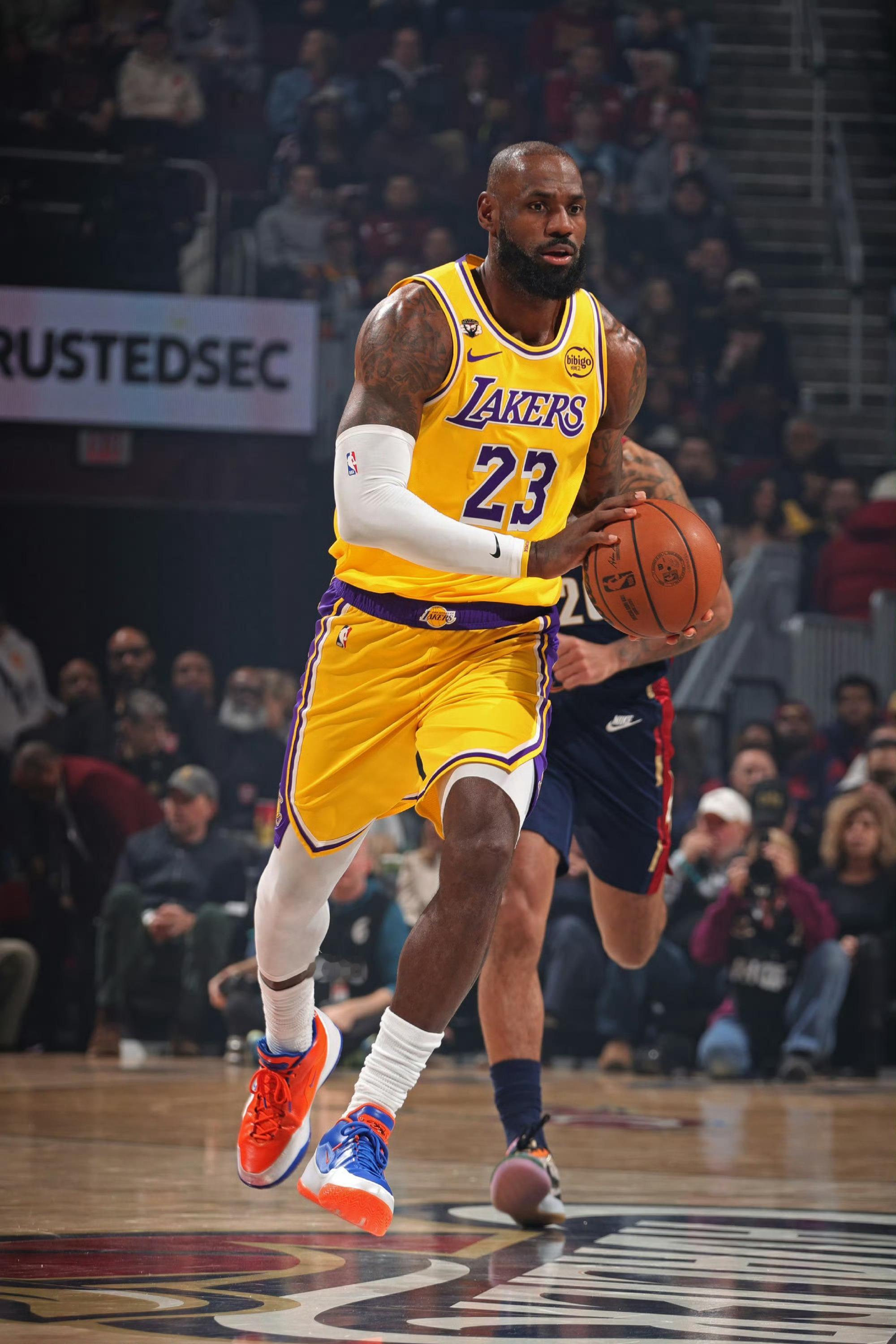 大幅降薪留湖人？41岁老詹，会低头吗？降薪留湖？老詹的选择，从来都是生意与情怀的