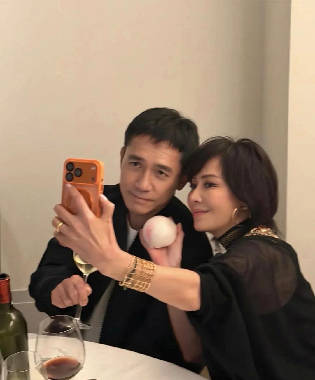 刘嘉玲和老公梁朝伟一起庆祝60岁生日，很多亲友都在场，非常热闹！刘嘉玲打扮贵气，