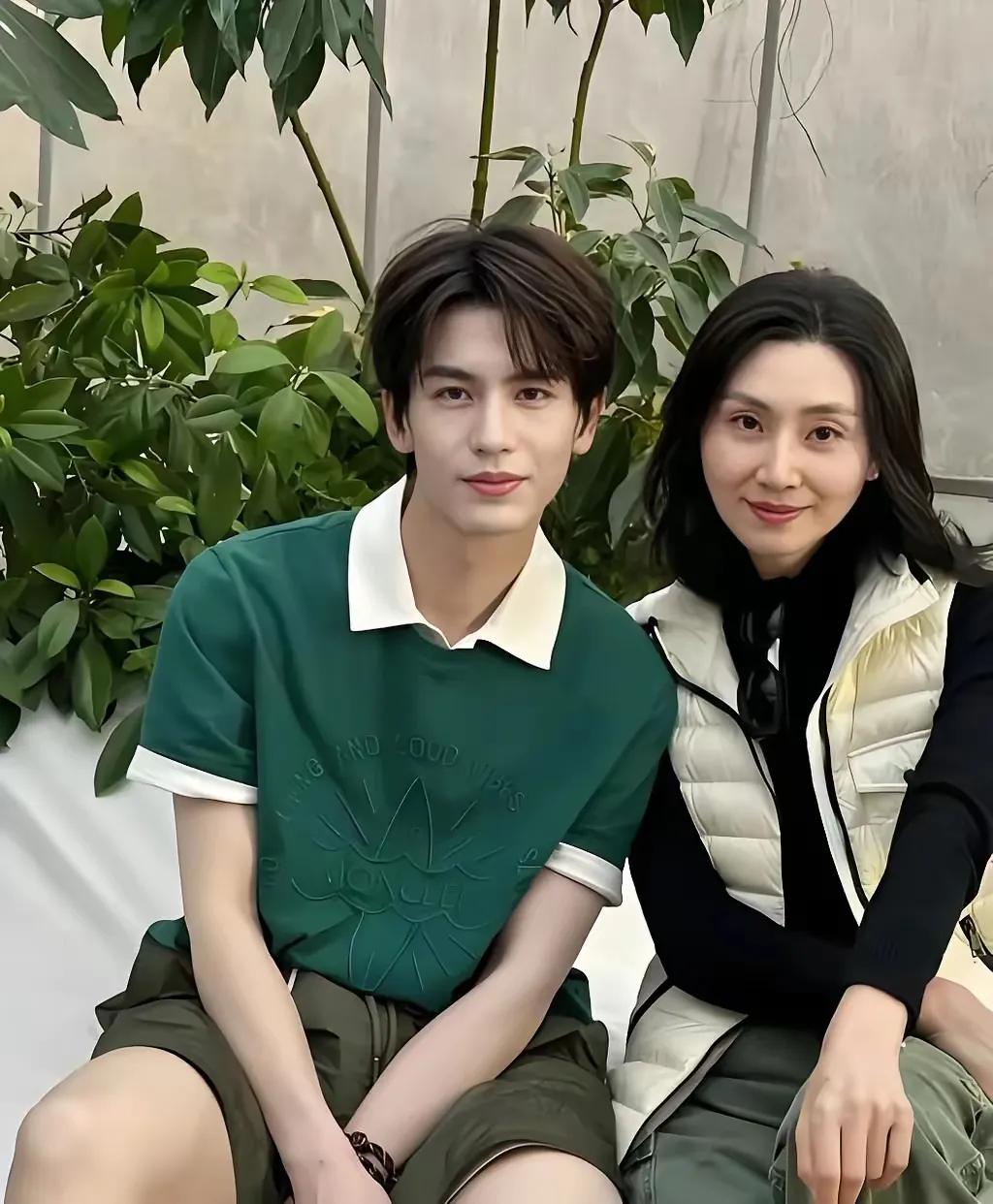 有多少人羡慕张凌赫的妈妈？也太好看了吧她还有一个这样优秀的儿子，真的幸福