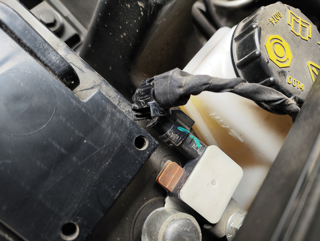 兄弟们这个电瓶负极这个线束就是这样的吗，总感觉这是个卡扣啊