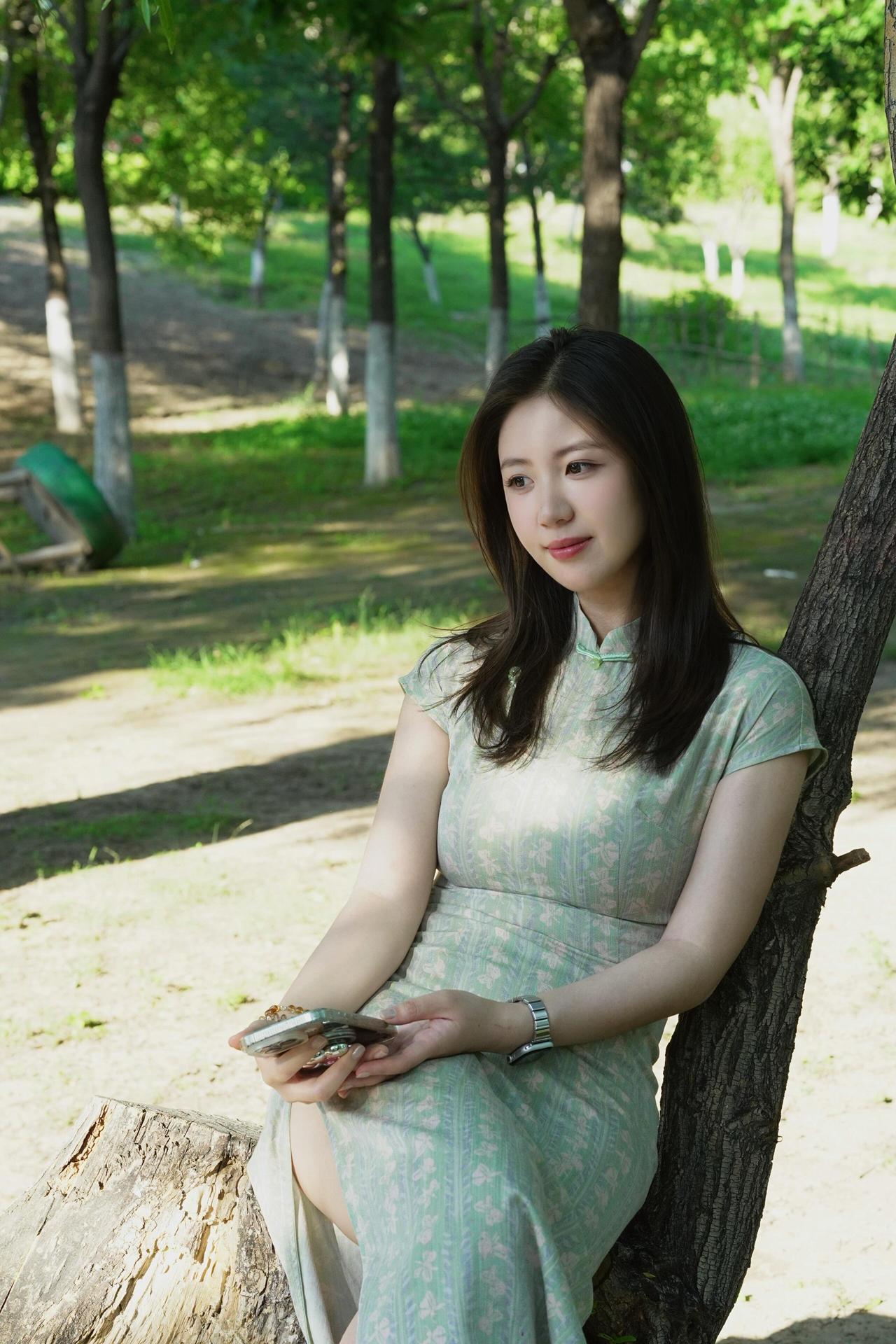 在公园找到一个完美的树杈子，坐下休息一下