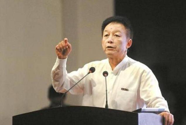 一天易中天在厦大上课时，一名女生突然站起来冲他大喊：“易老师，我想嫁给你！”易中