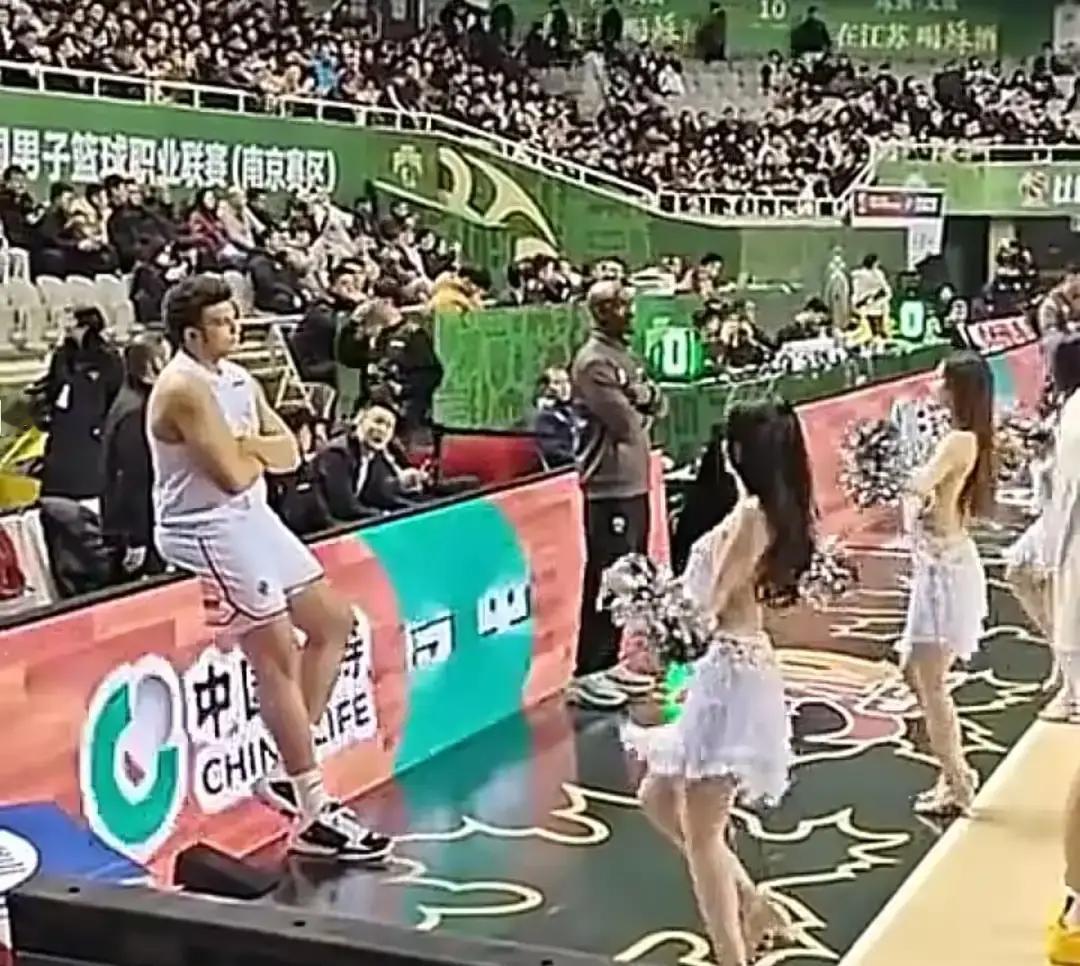 广告把啦啦队挡没了昨晚辽宁主场，暂停铃一响，镜头立刻切走，啦啦队刚摆好造型