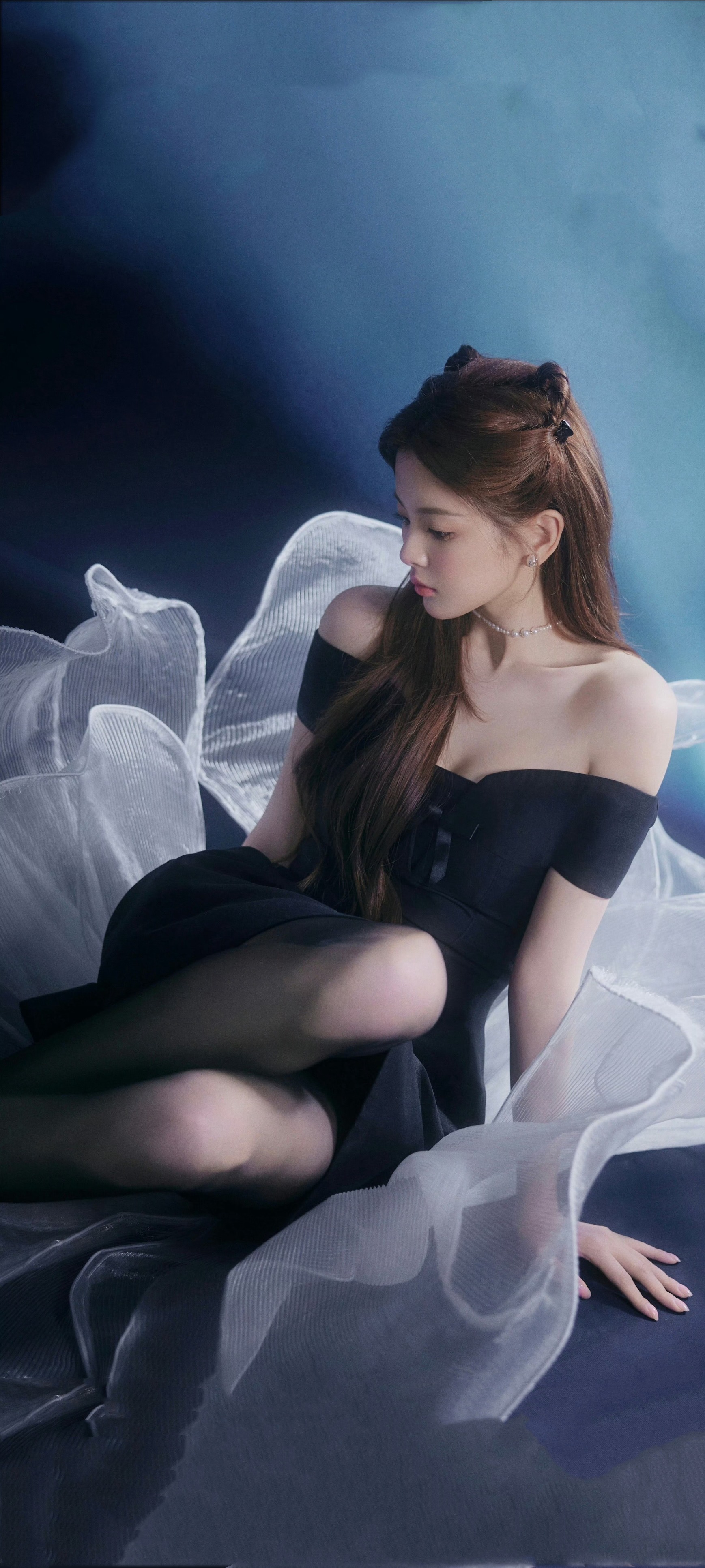 杨超越猫系少女壁纸：一组黑裙丝袜妆造9宫格。杨超越