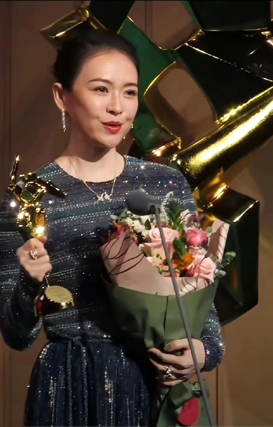 这一夜，被珠圆玉润的章子怡美到！47岁凭作品再拿大奖，底气藏不住了