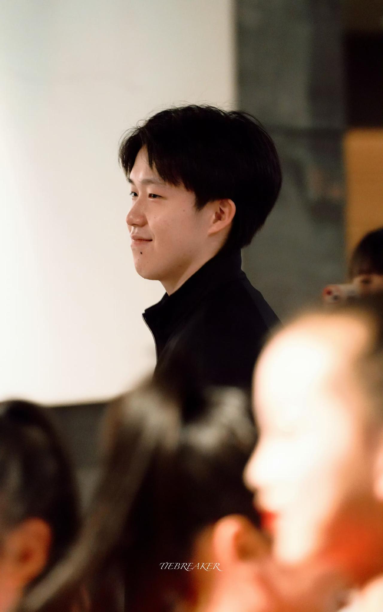 抽签仪式后，王楚钦和表演的小朋友们合影。成都混团的抽签仪式是下午4点开始的，