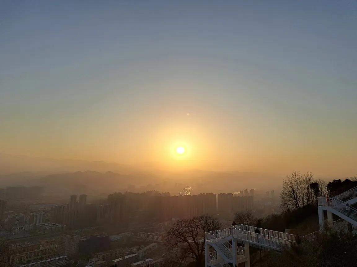 不知道大家发现没有在农村，许多农村妇女其实生活的很惬意，地位相当高的。前