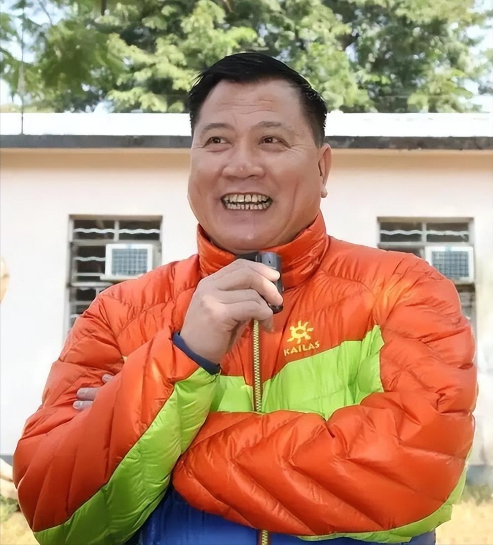 68岁的万梓良，在县城商场的简易舞台上唱一场商演，能挣15万，可他抠门到只给自己