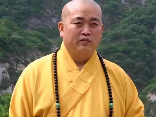 “风流和尚”释永信落网，央媒揭露其私生活混乱，长期与多名女性保持不正当关系并育有