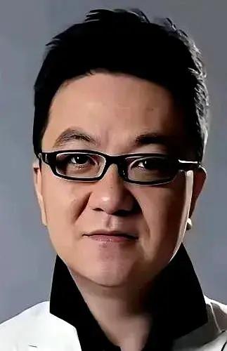 董路又开炮了，这次对准的是自己足球小将的家长一条本该欢呼的喜讯，突然拐了弯。