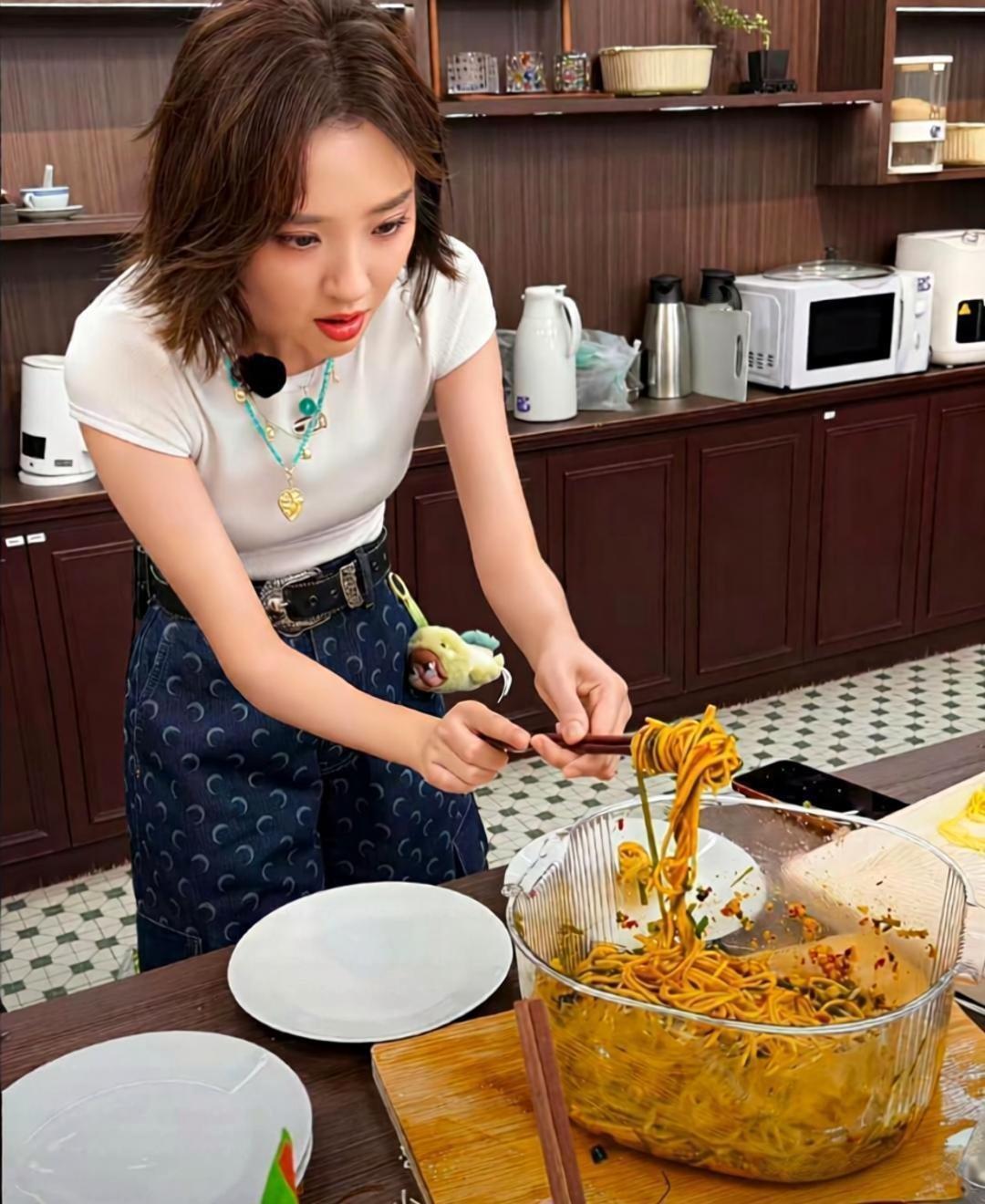 天呐，唐艺昕一盒面就吃那一点。​​​