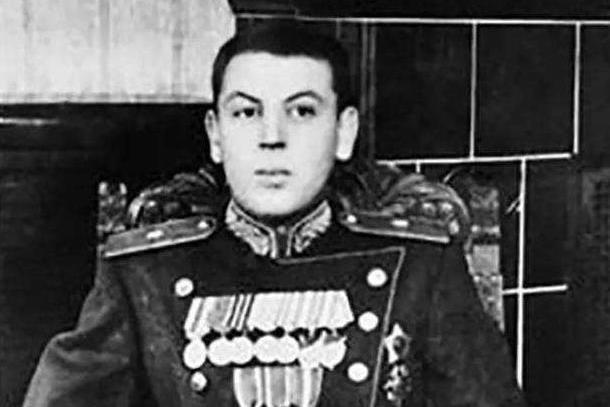 斯大林为了给列宁筹集革命经费，他抢过银行，劫过火车，收资本家保护费。所以他一生之