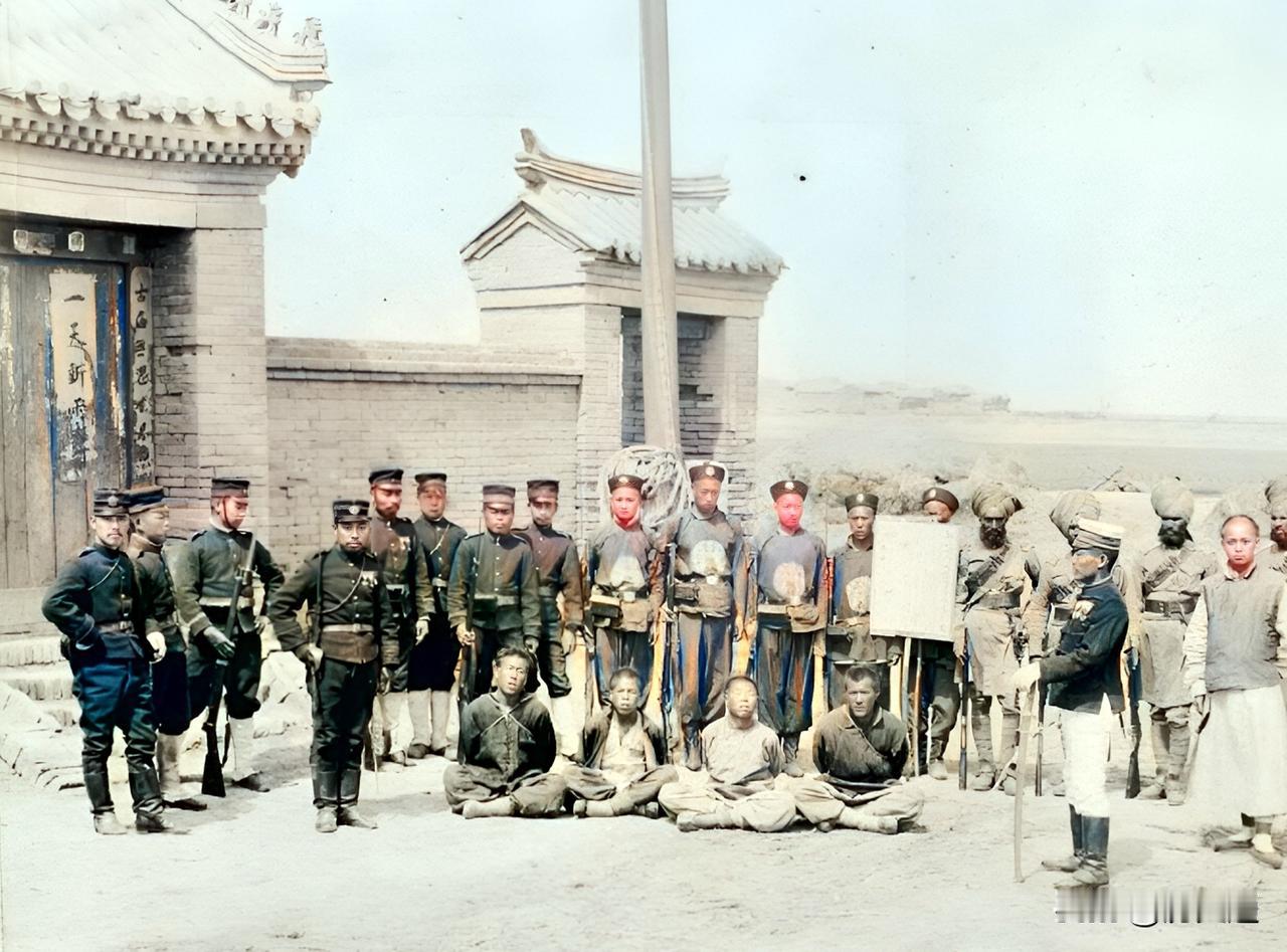 1900年，四名义和团小头领被反绑着双手盘腿坐在地上。他们即将被处以死刑，但看起