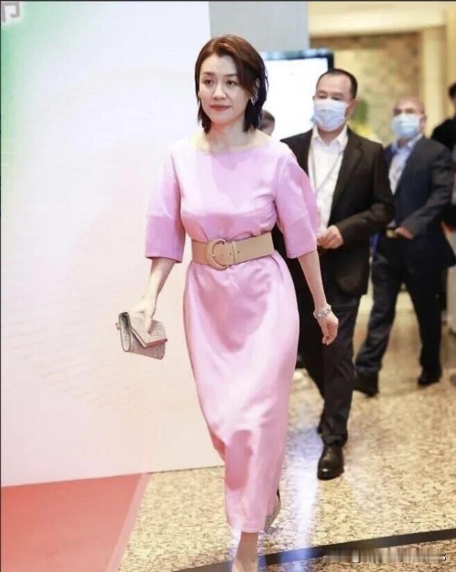 原来只觉得《父母爱情》里的梅婷好看，那时候的德华是真一般，没想到现实中的她是那种