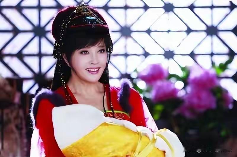 在真人秀《一路繁花2》中，74岁的刘晓庆以“唯一返场嘉宾”身份回归，成为节目话题