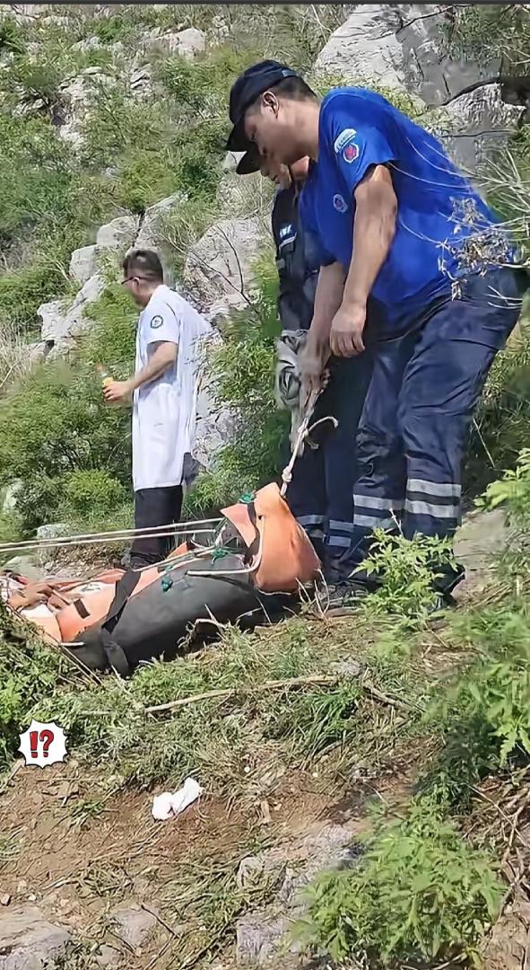 救援队的人后来跟媒体说了一句话——"干了这么多年，第一次遇到家属自己抬的。"