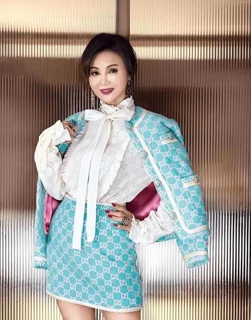 丈夫出轨，王祖贤没哭没闹，体面离婚，婆婆不仅帮她争取到4亿赡养费和5个孩子的抚养