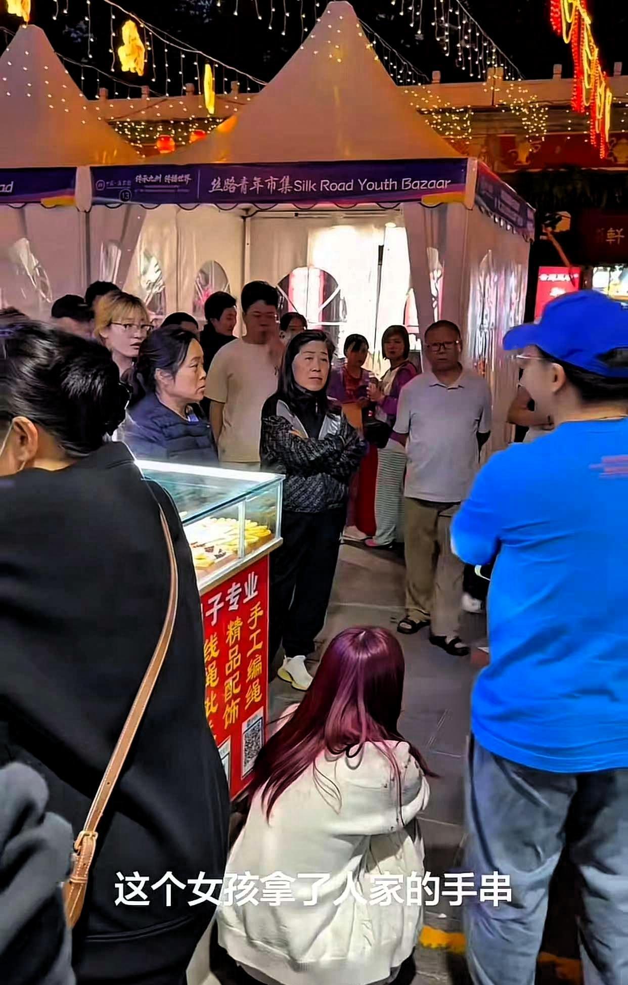 近日，北京潘家园古玩市场，一对年轻男女在一家店内看手串，可看了以后，女子没有付钱