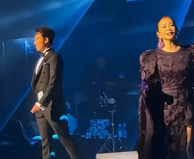 55岁的陈松伶站在香港演唱会的舞台上聚光灯下她与丈夫张铎相拥共舞，台下座无虚席