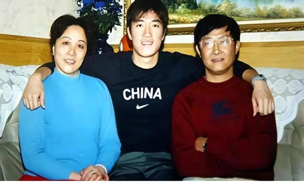 刘翔家原来就在真北路高架海棠苑这一带。没出名之前，他家也就是普通家庭，菜场里的阿