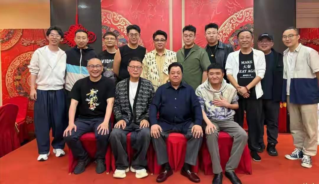 这张合照，是曲艺界的一次盛会：我只认出了著名的相声表演艺术家李金斗，西安青曲社班