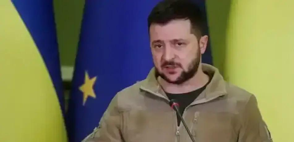 是投降还是继续战斗？泽连斯基其实已经给出答案。11月21日晚，泽连斯基对着镜